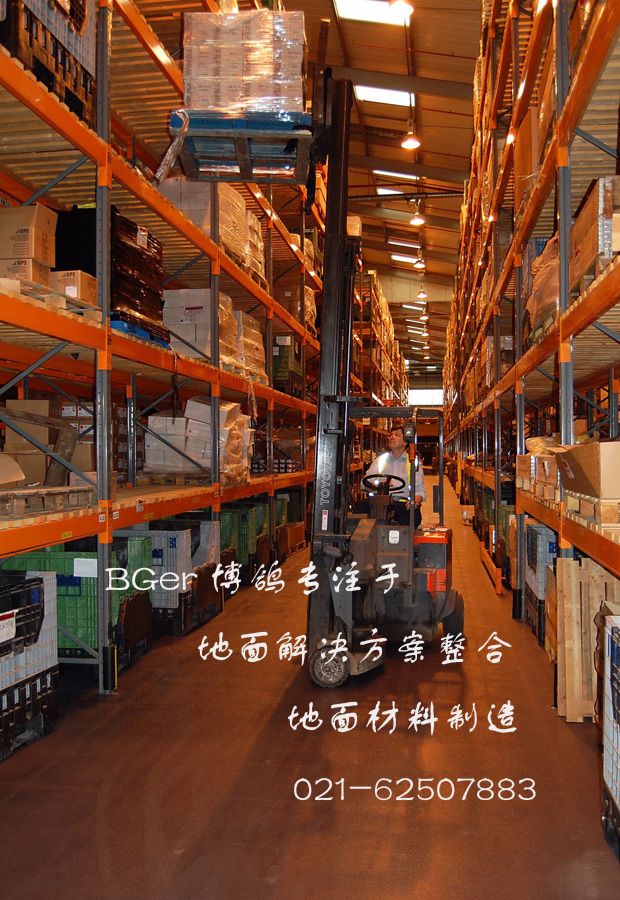 托盤車在鋪裝倉庫地板材料后的地面作業，更高效和安全